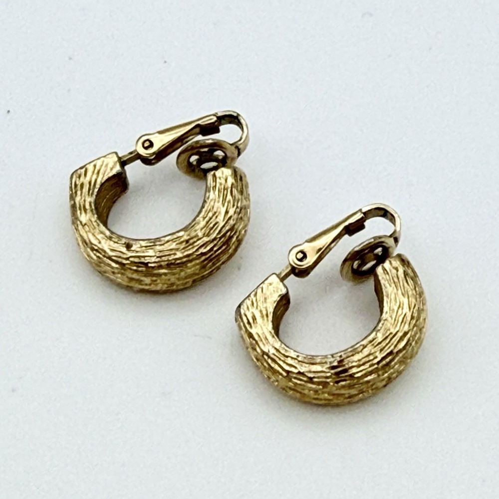Avon Gold Tone Textured Bark Clip On Earrings Half Hoop J-Hoop Fashion Jewelry - Picture 3 of 14